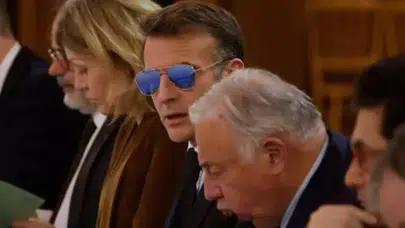 Emmanuel Macron neden mavi güneş gözlüğü taktı? Elysee Sarayı’ndaki görüntü ne anlama geliyor?