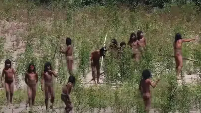 Amazon’un Derinliklerinden Çıkan Şok Görüntüler! Hiç Temas Etmemiş Kabile İlk Kez Bu Kadar Yakın