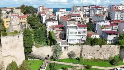Sinop’ta Tarihi Kale Surlarının Önündeki 4 Yapı Yıkılıyor