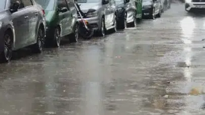 İstanbul’da Sağanak Hayatı Felç Etti! Bayrampaşa’da Sokaklar Göle Döndü