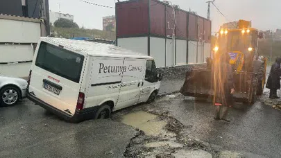 Arnavutköy’de Yol Çöktü! Hafif Ticari Araç Mahsur Kaldı
