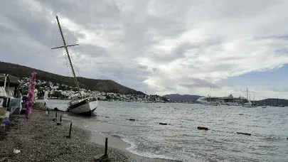 Kuvvetli Rüzgar Bodrum’da Etkili Oldu: 15 Metrelik Tekne Kıyıya Sürüklendi