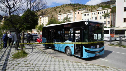 Gümüşhane’de feci kaza! Belediye otobüsüne çarpan otomobilde 2 kişi yaralandı