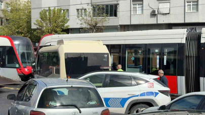 Güngören’de Tramvay Minibüse Çarptı: 4 Yaralı