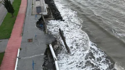 Samsun’un Atakum ilçesinde etkisini artıran kıyı erozyonu, sahil şeridinde ciddi tahribata yol açıyor. Denizin karayı aşındırmasıyla kıyı çizgisi gerilerken bazı yapıların temelleri açığa çıktı, kafelerin altları oyuldu ve sahil duvarlarında çökmeler meydana geldi. Uzmanlar, erozyonun önüne geçilebilmesi için kıyı yapılaşmasının denetlenmesi ve doğal sediment dengesinin korunması gerektiğine dikkat çekiyor.