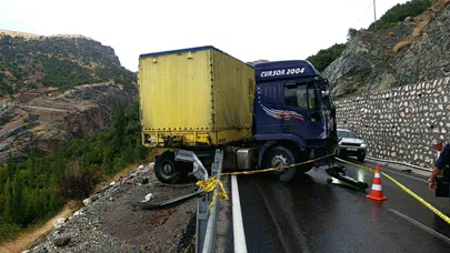 Malatya’da Tır Bariyerlere Çarparak Askıda Kaldı