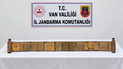 Van’da Tarihi Eser Operasyonu! Altın Yaldızlı Tevrat Ele Geçirildi