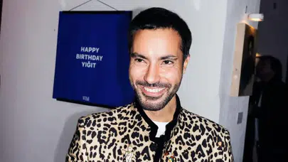 “Dua Lipa’nın Türk Arkadaşı Yiğit Turhan Kimdir? Valentino Direktörü Genç Moda Tasarımcısı”