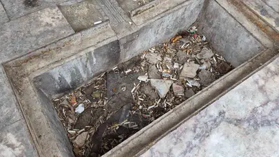 Eskişehir’de Tarihi Çeşmeye “Çöp” Darbesi: Muhtar Çareyi Uyarı Yazısı Asmakta Buldu