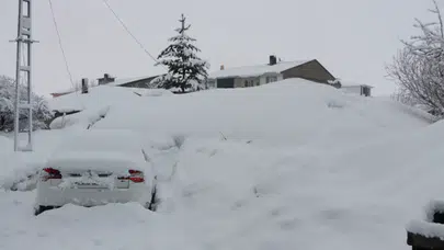Karlıova’da Kar 2 Metreyi Aştı: Araçlar Kara Gömüldü, Öğrenciler Yollarda Kaldı