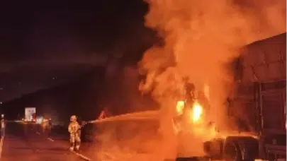 "Bursa’da Hareket Halindeki Mısır Yüklü TIR Alev Aldı, Sürücü Son Anda Kurtardı"