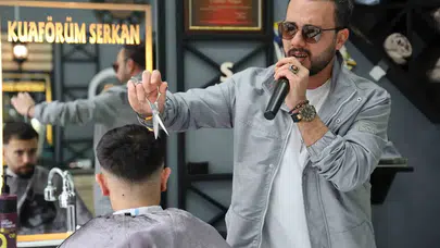 Elazığlı Kuaför Serkan Yılmaz: Bir Elinde Makas Diğer Elinde Mikrofonla Hizmet Veriyor