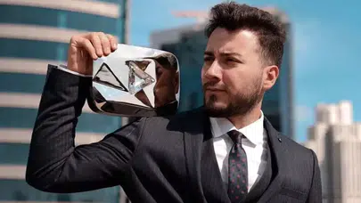 "Ünlü Fenomen Enes Batur Hakkında Yakalama Kararı: İstanbul Havalimanı’nda Gözaltına Alındı"