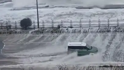 Rize’de Fırtına ve Dev Dalgalara Karşı Sürücüler Zor Anlar Yaşadı: “Bataysun Ula Dur!”