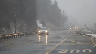 Bolu Dağı’nda Yoğun Sis ve Sağanak: D-100 Kara Yolunda Trafik Uyarısı