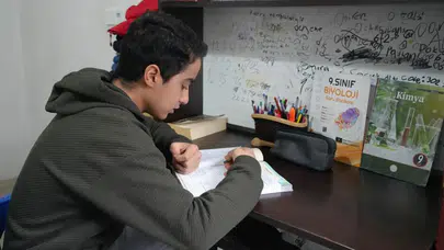 Depremde 6 Kişilik Ailesinden Tek O Olarak Kurtuldu: 15 Yaşındaki Hüseyin’in Hayata Tutunuş Hikayesi