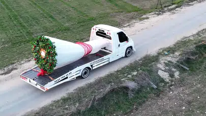 Oto Kurtarıcı Gençten Unutulmaz Evlilik Teklifi: Çiçekler ve İş Makinesiyle “Evet” Yanıtı