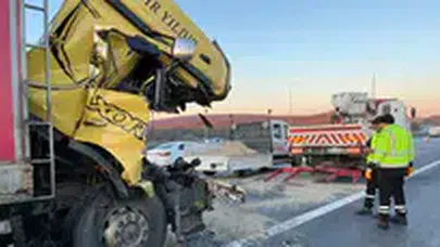 Beykoz Kuzey Marmara Otoyolu’nda Kaza: Kamyon Tıra Çarptı, Sürücü Hastaneye Kaldırıldı