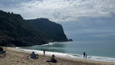 Yurt genelinde kar etkisini artırırken Alanya’da yazdan kalma günler şaşırttı: Şubat ayında deniz keyfi