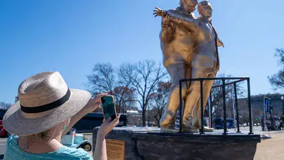 Washington’da Trump ve Epstein Heykeli Sosyal Medyayı Salladı: “Best Friends Forever”