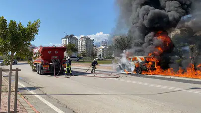 Antalya’da Seyir Halindeki Otomobil Alev Aldı, Sahibi Kedisini Son Anda Kurtardı