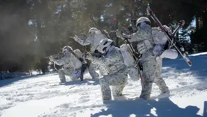 Kars’ta Komandolar Kar Üstünde Zorlu Eğitimle Hazırlık Yapıyor