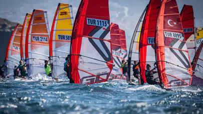 Genç Rüzgar Sörfü Yıldızları Foça’da Yarışıyor: Techno 293 Dünya Şampiyonası Heyecanı