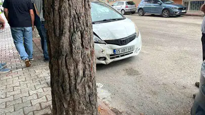 Saniyeler İçinde Oldu! Burdur'da Otomobilin Sonu Ağaca Çarpmakla Bitti