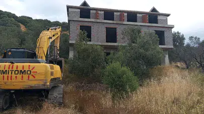 Ayvacık’ta Ruhsatsız Yapılara Geçit Yok: 11 Kaçak Yapı Yıkıldı