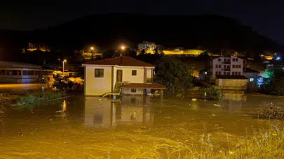 Sakarya’da Sel Alarmı! Aksu Deresi Taştı, Yol Ulaşıma Kapandı