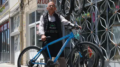 İlk Bisikletini Simit Satarak Aldı! 32 Yıldır Aynı Dükkanda Çalışıyor