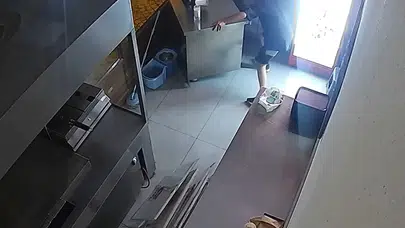 Gözcülük Yapıp İçeri Girdiler! İş Yerindeki Hırsızlık Gündem Oldu