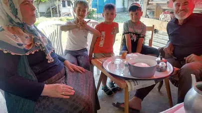 Miniklerin Sürprizi Mahalleyi Duygulandırdı