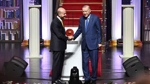 Babasıyla sahnede tokalaştı, sonra elini öptü! Bilal Erdoğan’dan duygusal anlar