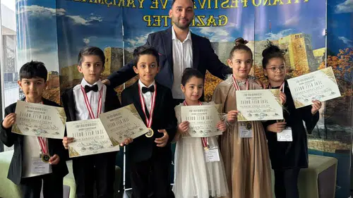 “Altın Nota’da Üçlü Zafer: Melih Koray Özdemir ve Öğrencileri Sahneyi Aydınlattı”