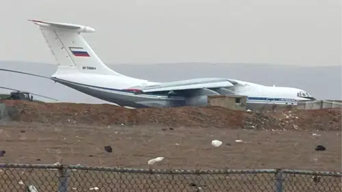 Suriye’de Rus güçleri çekiliyor mu? Esad sonrası ilk hamle! Rus uçağı Kamışlı’ya indi, gözler Moskova’da