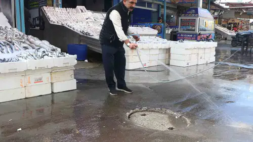 Adana Balıkçılar Pazarında Kanalizasyon Krizi! Esnaf Rögarın İçine Girip Tıkanıklığı Açtı