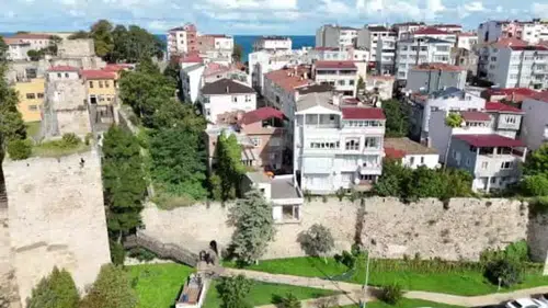 Sinop’ta Tarihi Kale Surlarının Önündeki 4 Yapı Yıkılıyor