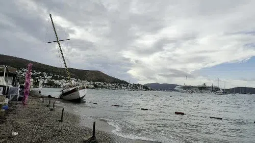 Kuvvetli Rüzgar Bodrum’da Etkili Oldu: 15 Metrelik Tekne Kıyıya Sürüklendi