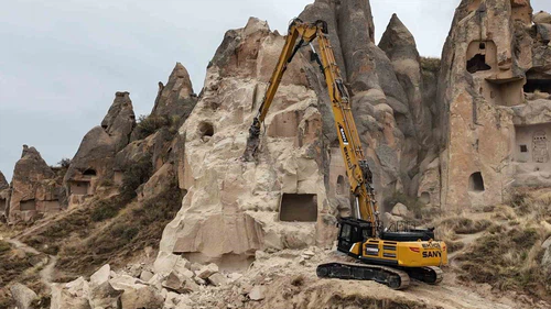 Göreme’de 3 Kişinin Öldüğü Kaya Çökmesinin Ardından İş Makineleri Devreye Girdi