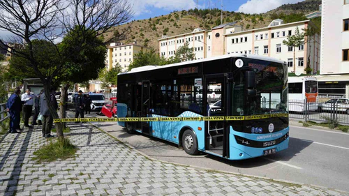 Gümüşhane’de feci kaza! Belediye otobüsüne çarpan otomobilde 2 kişi yaralandı