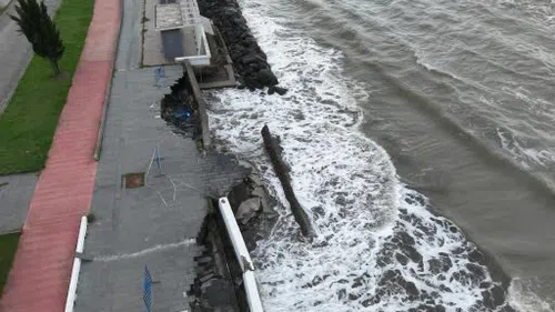 Samsun’un Atakum ilçesinde etkisini artıran kıyı erozyonu, sahil şeridinde ciddi tahribata yol açıyor. Denizin karayı aşındırmasıyla kıyı çizgisi gerilerken bazı yapıların temelleri açığa çıktı, kafelerin altları oyuldu ve sahil duvarlarında çökmeler meydana geldi. Uzmanlar, erozyonun önüne geçilebilmesi için kıyı yapılaşmasının denetlenmesi ve doğal sediment dengesinin korunması gerektiğine dikkat çekiyor.
