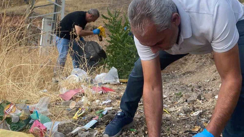 Elazığ’da Servis Şoförlerinden Örnek Davranış: Okul Çevresini Temizlediler