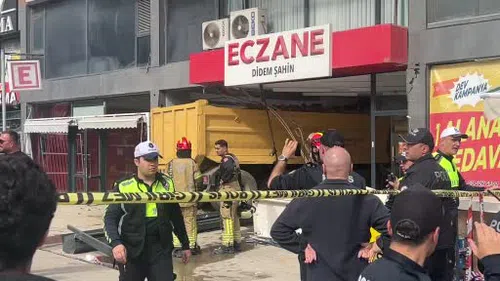Yokuş Aşağı Kontrolden Çıkan Kamyon Eczaneyi Yerle Bir Etti! Pendik’te 6 Yaralı