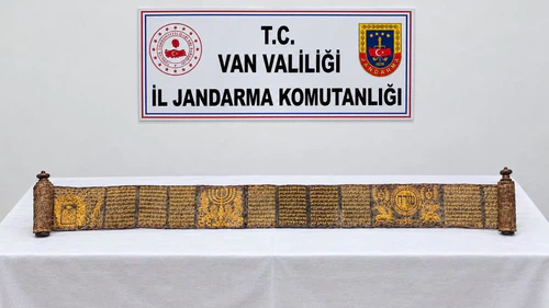 Van’da Tarihi Eser Operasyonu! Altın Yaldızlı Tevrat Ele Geçirildi