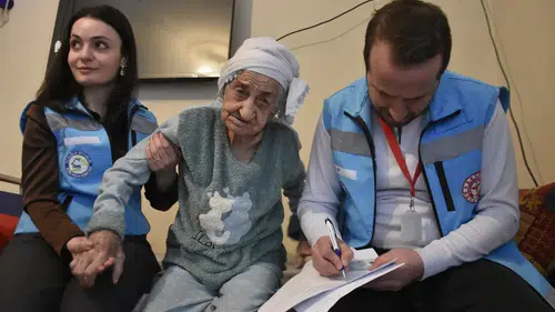 “Bitlis’te 101 Yaşındaki Alzheimer Hastası Evinde Muayene Edildi: Sağlık Ekiplerinden Sıcak Ziyaret”