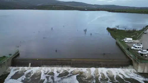 Manisa’da Bağyolu Barajı Taştı! Kontrollü Su Salımı Başladı, Bölgeye Akın Ettiler