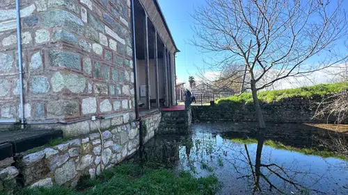Uluabat Gölü Tarihi Valide Sultan Camisi’ni Tehdit Ediyor: Sular Merdiven Basamaklarına Ulaştı