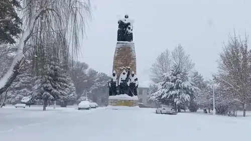 Gece Başlayan Kar Sabah Kenti Beyaza Bürüdü: 524 Köy Yolu Kapandı, Üniversitede Eğitime Ara Verildi