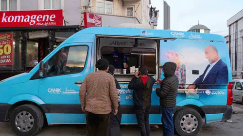 Canik’te Gönülleri Isıtan İkram: Gönül Sofrası İkram Aracıyla Sıcak Çorba Dağıtımı